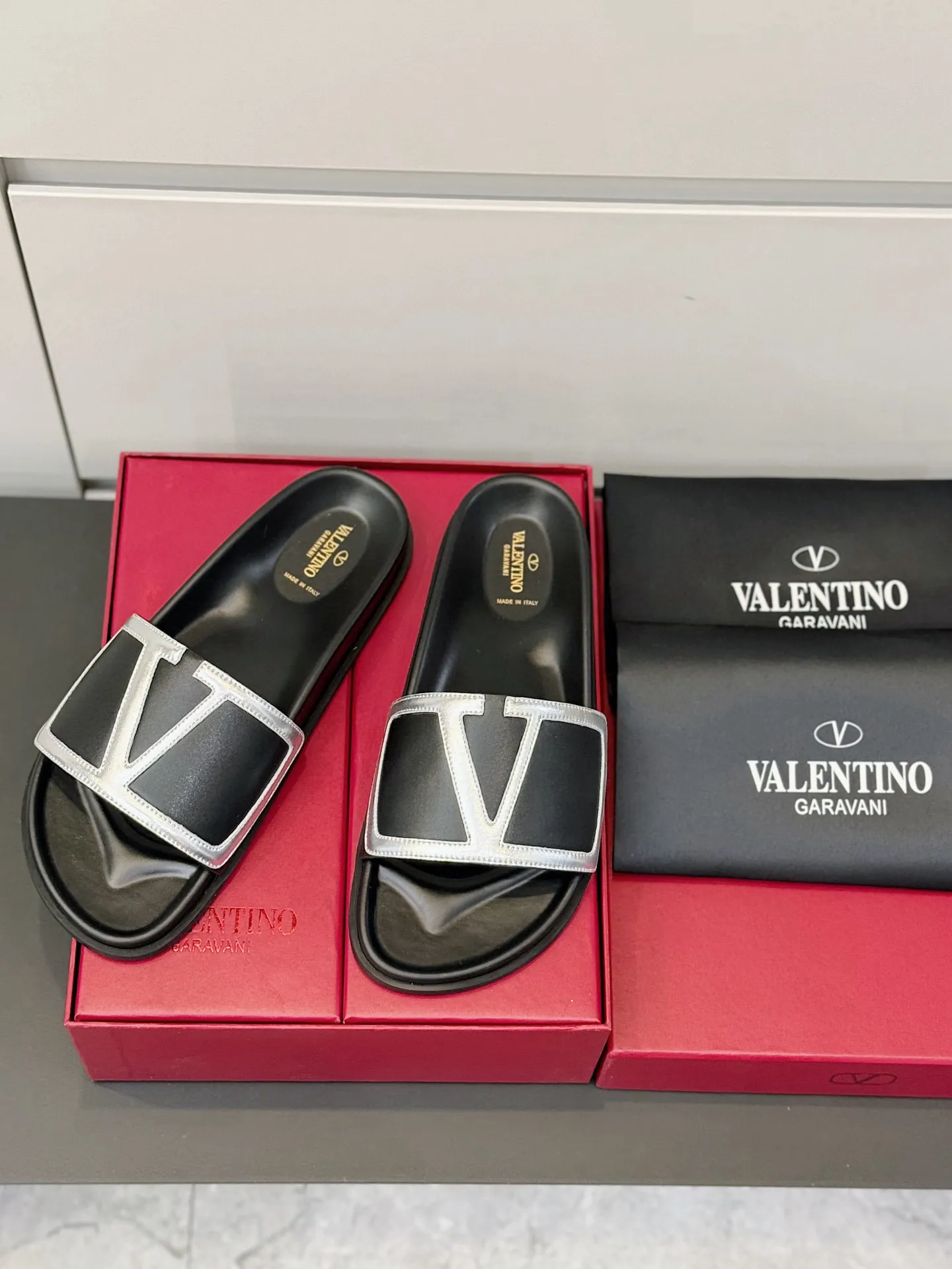[VALENTINO] Top P: 540💰 Size: 39-44 (customized at 38.45) 🆕2025VLT — Valentino’s latest summer men’s slippers. The use of imported cowhide elements on slippers has been sublimated! It is worthy of recognition both visually and in terms of quality. Excellent quality, comfortable and durable! The embellishment of the perforated V hardware on the toe adds a sense of fashion! Cowhide feet